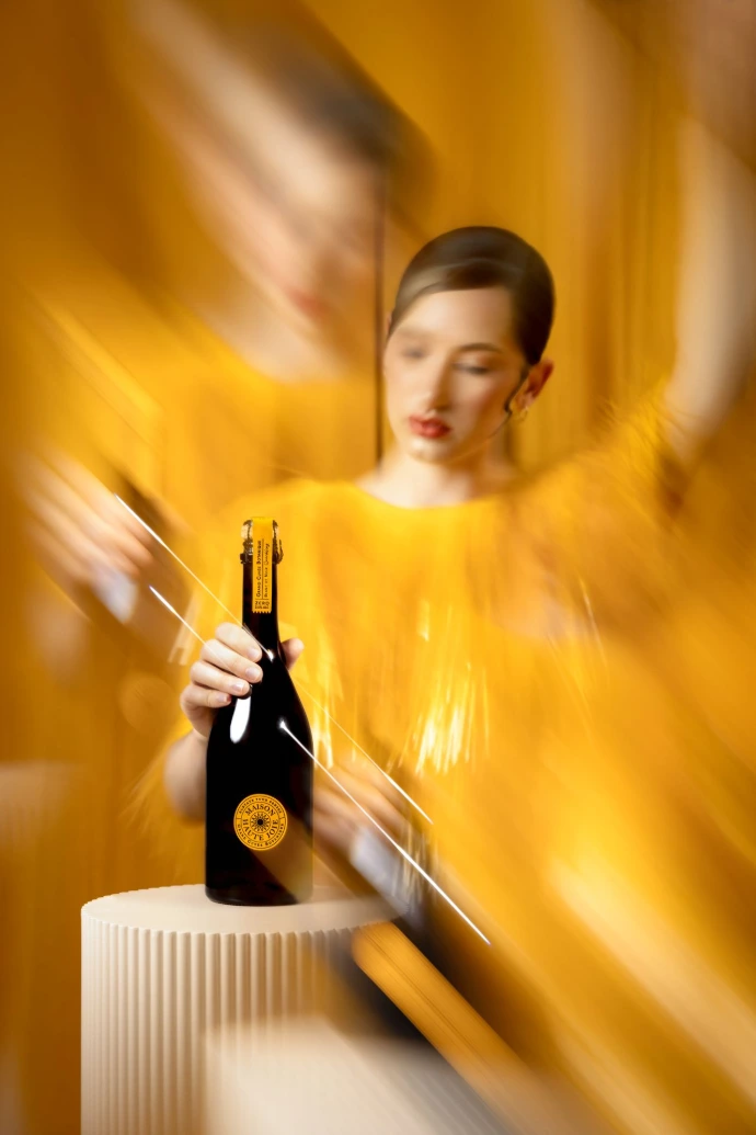 Maison Haute Joie Blanc et Noir in elegantem Ambiente serviert