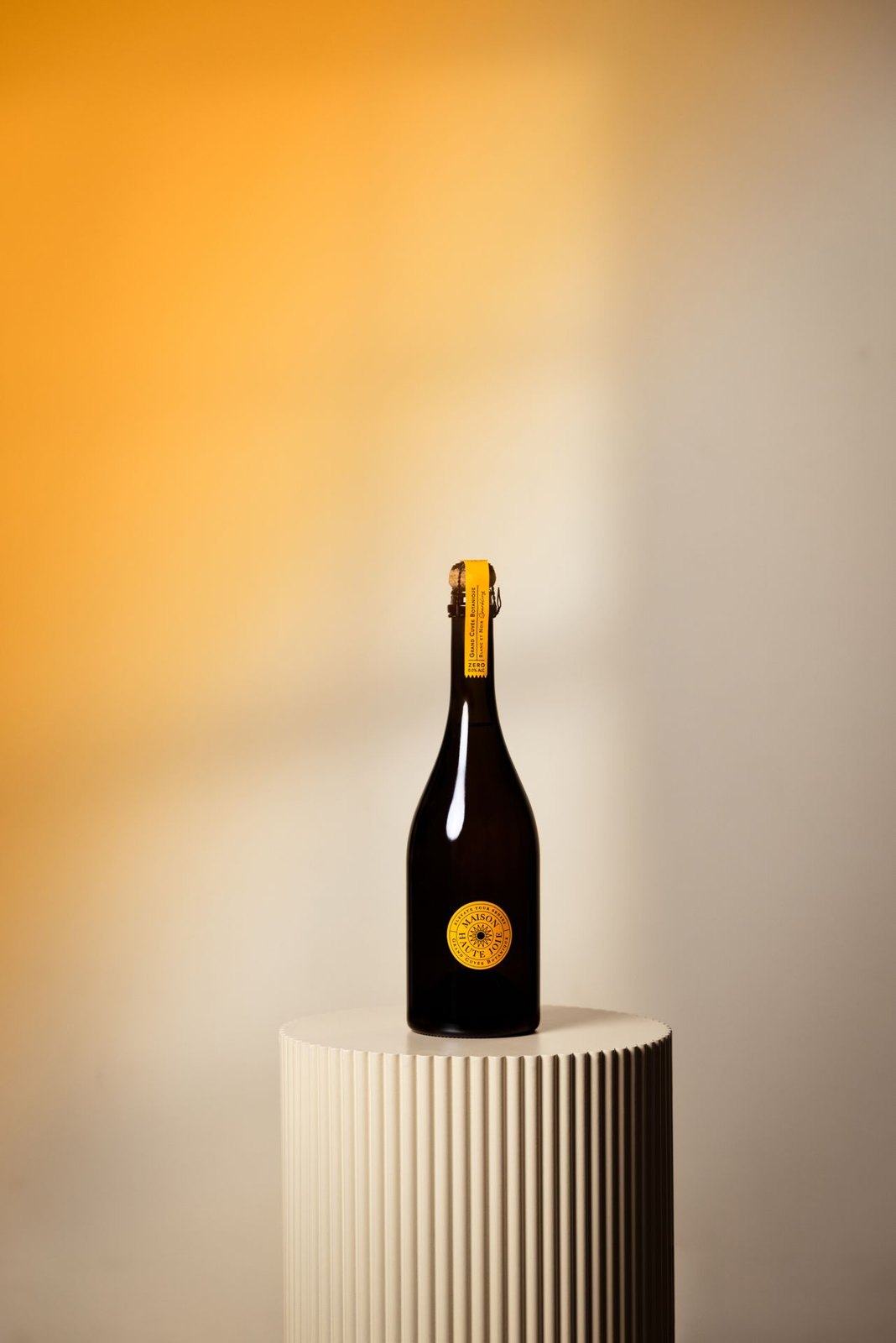 Blanc et Noir Sparkling on a plinth