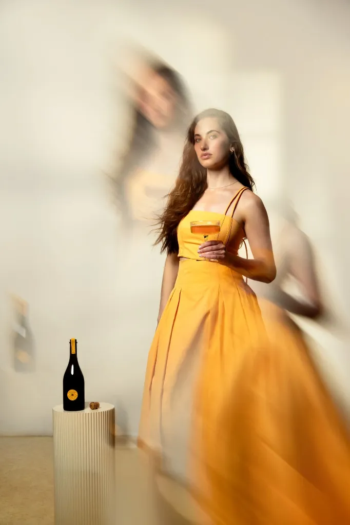 Grand Cuvée Botanique Blanc et Noir Sparkling 740 ml – lifestyle portrait