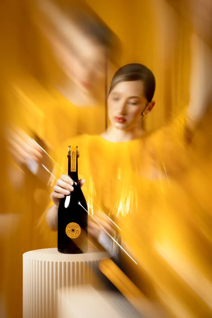 Grand Cuvée Botanique Blanc et Noir Sparkling 740 ml – celebratory serving scene